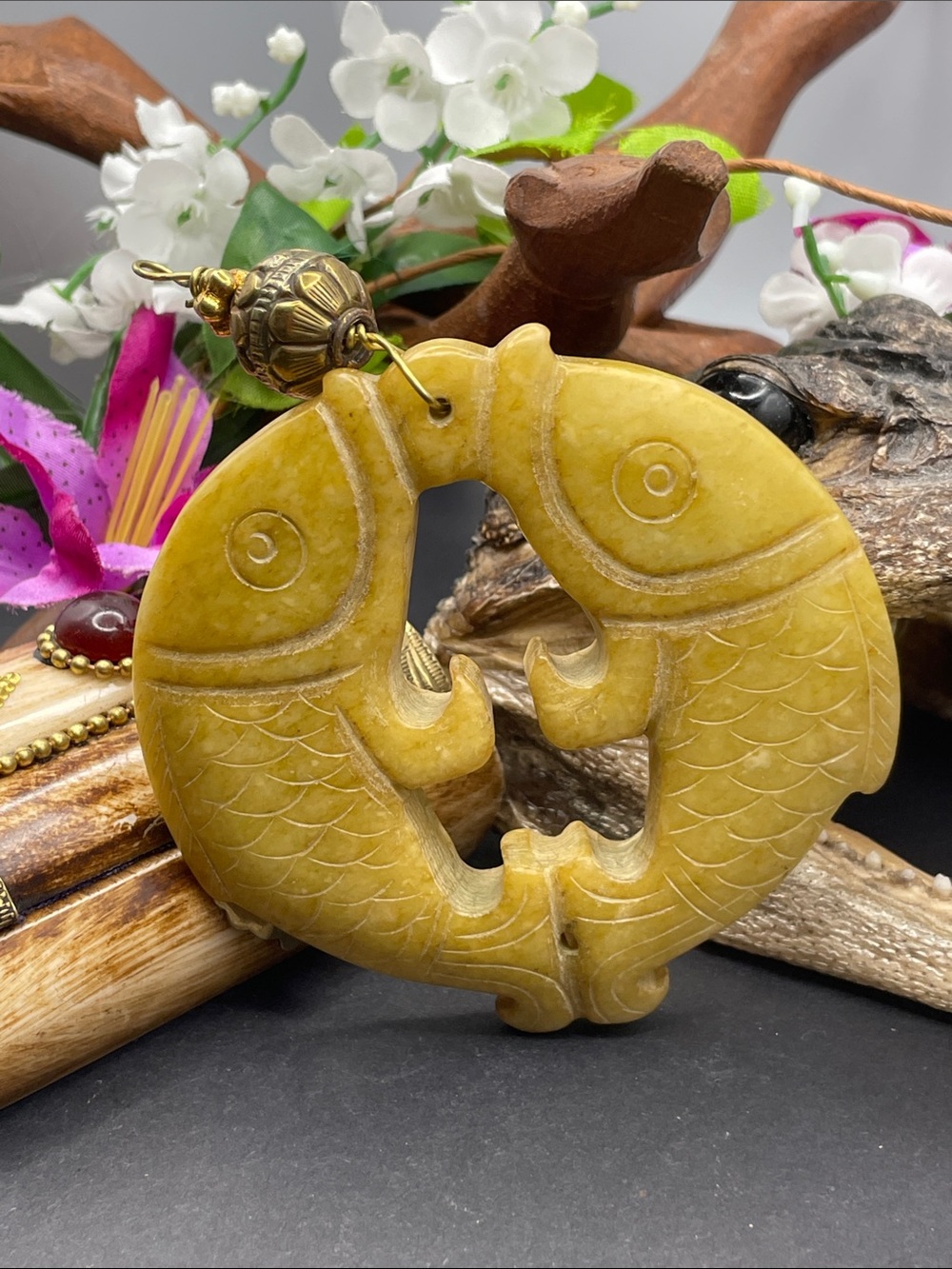 Serpentine carved kissing fish pendant vintage